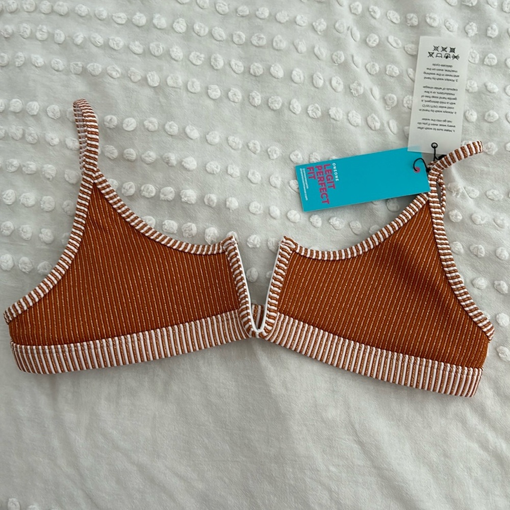 Oneoneswimwear bikini top